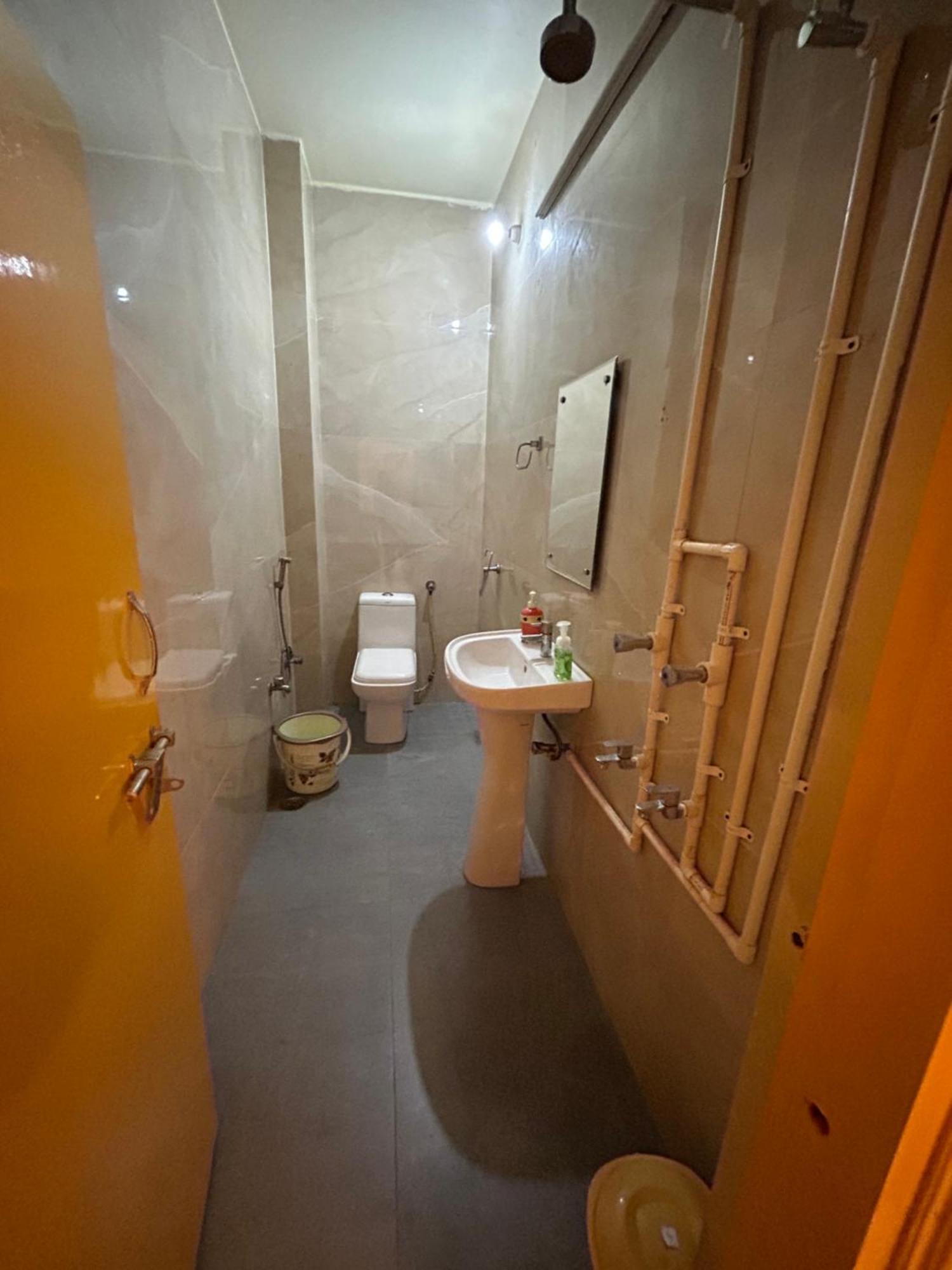 The Yellow House - Couple'S Getaway In Gomti Nagar- 1 Bhk Lucknow Buitenkant foto